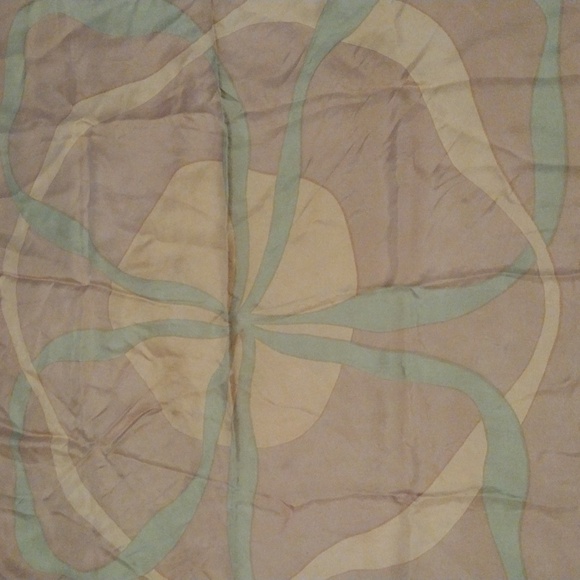 Soft 27" square vintage scarf of honey beige and pastel lime green - Picture 2 of 3